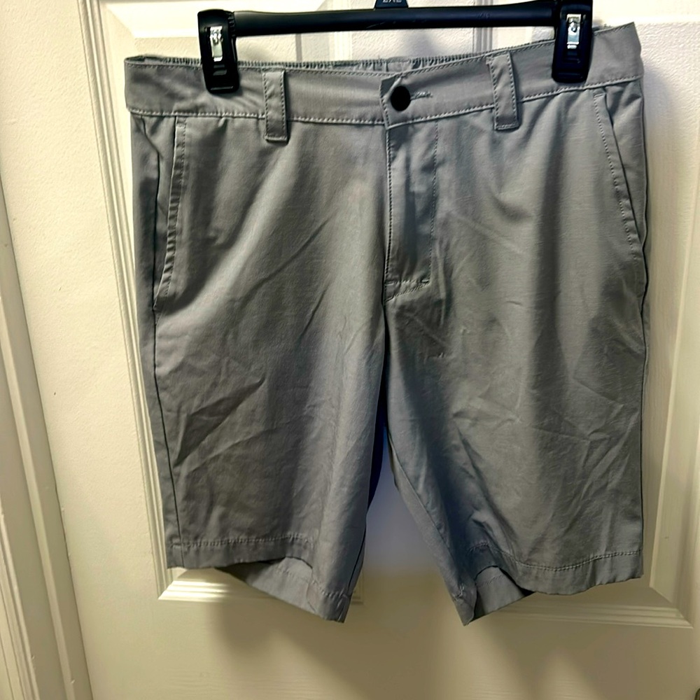 Banana Republic Gray Hybrid Golf Shorts. EUC, 9in inseam, elastic waist in back.
